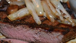 Ароматни телешки пържоли с лук и грейви