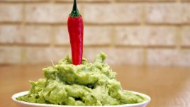 Разядка с авокадо, домати и чили 