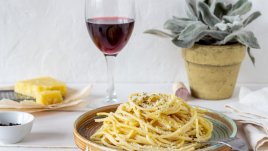 Спагети със сирена и черен пипер