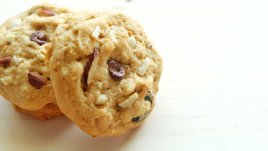 Бисквити с шоколадови парченца и ядки 