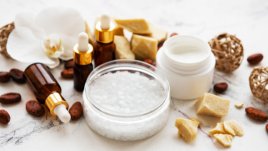 Богата комбинация от масла, забавяща стареенето на кожата