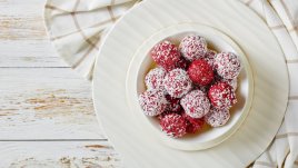 Веган бонбони с ягоди и кокос