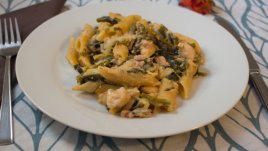 Паста пене с пиле, аспержи и пармезан 