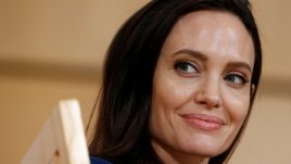 Слухове омъжват Анджелина Джоли за богат англичанин