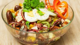 Салата с боб и свежи зеленчуци