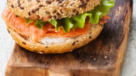 Сандвич със сьомга и бекон