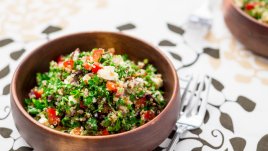 Салата с киноа, нахут и свежи зеленчуци