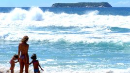 С деца на плажа