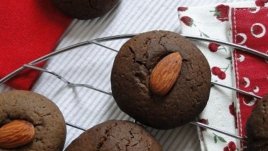 Сладки с рожков и бадеми