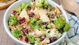 Салата с броколи, киноа и стафиди 