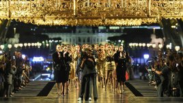 Колекцията на Антъни Вакарело за Saint Laurent: Златното диктува правилата за пролет/лято 2027 (+Снимки)