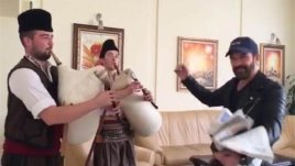 Посрещнаха Антонио Бандерас с каба гайди (видео)