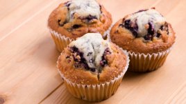 Мъфини с пресни боровинки и орехи