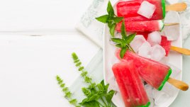 Домашен сладолед на клечка от диня и мента 