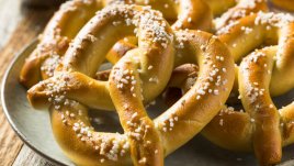 Домашни претцели с тесто от 2 съставки 