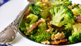 Салата с броколи, орехи и кашкавал 