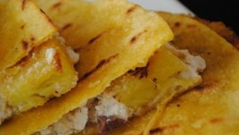 Ананас на грил с камембер и мед 