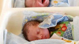 Защо бебето ми спи непрекъснато?