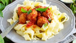 Талиатели с кюфтенца и доматен сос