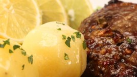 Свинско с бамя и картофи