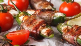 Пълнени люти чушки, завити в бекон