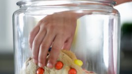 Бисквити с шарени бонбонки