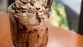 Кафе напитка с течен шоколад