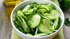 Салата с краставици, лук и сладък дресинг