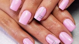 Линии с блясък в маникюра