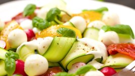 Свежа салата с пресни тиквички, моцарела и праскова 