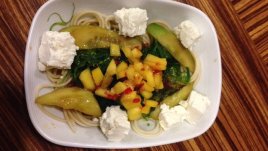 Салата с уакаме и спагети