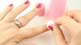 Лесно премахване на лак от ноктите без цапане