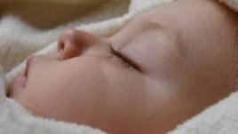 Спящите бебета възприемат гласовете и емоциите около тях