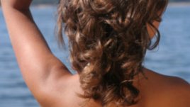 Грижа за изтощена от слънцето и водата коса