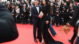 Адриана Лима показа бременното си коремче на фестивала в Кан