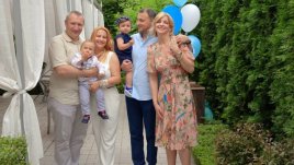 Миа Сантова стана духовна майка на син