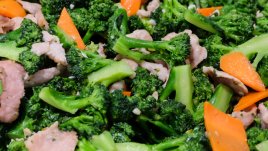 Свинско с броколи и глазиран сос на тиган