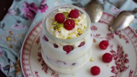 Мус с бял шоколад и малини