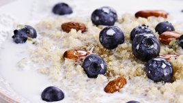 Закуска с киноа и боровинки