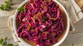 Червено зеле с ябълки и лук