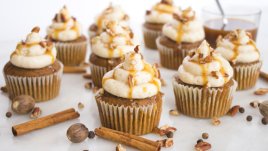 Тиквени къпкейкове с канелена глазура 