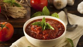 Бърз доматен сос с чесън и лук