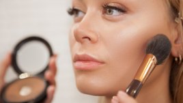 Какво се случва с кожата, ако носите грим всеки ден?