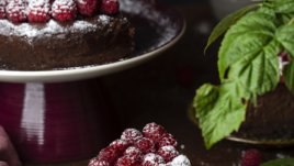 Шоколадов чийзкейк с малини без печене 