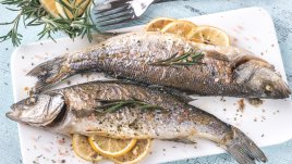 Лаврак на фурна със сос