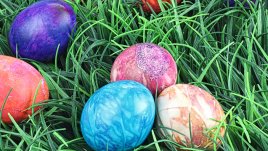 Боядисване на великденски яйца с кухненска хартия