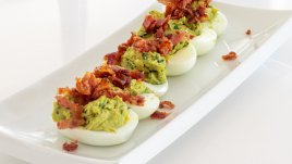 Пълнени яйца с кисели краставички и бекон