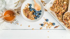 Домашна гранола с мед и ядки