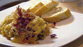 Прясно зеле с бекон, лук и гъби