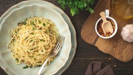 Паста с масло, аншоа и магданоз